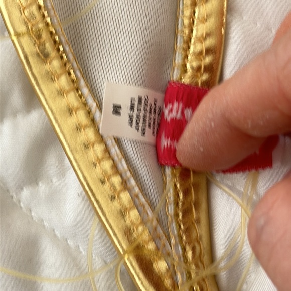 Colleen Kelly, sexy teeny-weeny bikini in gold-just covering up barely anything - Picture 6 of 6